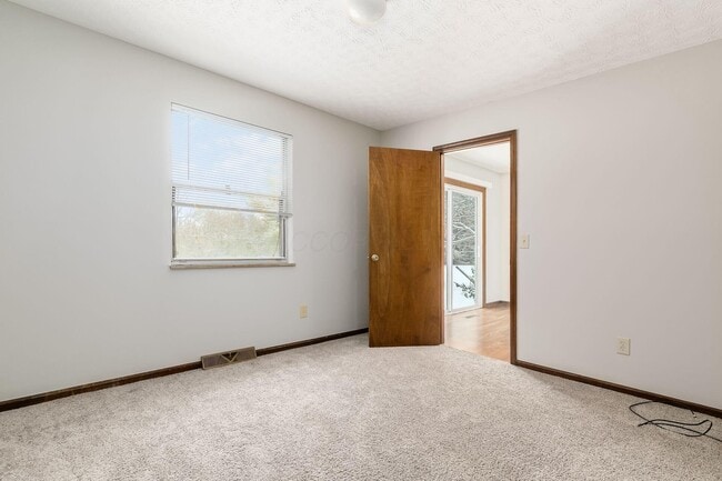 Building Photo - 898 Linworth Rd E