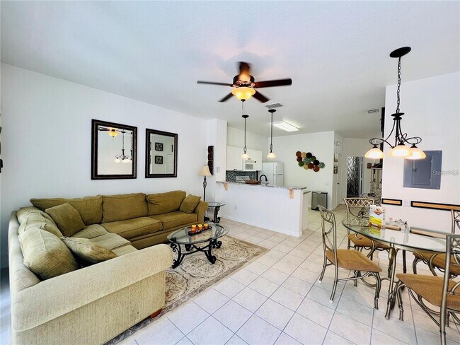 Building Photo - 2413 Silver Palm Dr