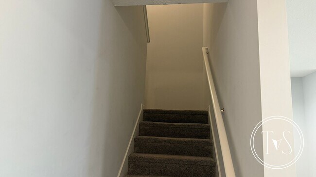 Building Photo - FALL MOVE-IN SPECIAL: $1000 OFF 1ST MONTH'...