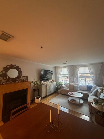 Building Photo - 812 Grand St