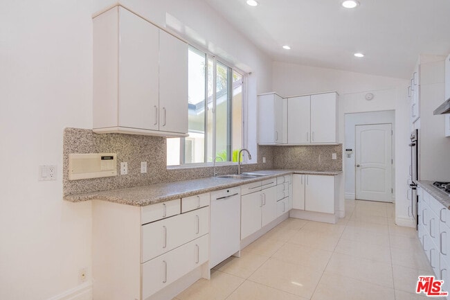 Building Photo - 480 N Robinwood Dr