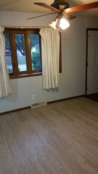 Dinning area, open to kitchen with bay window - 3506 W Central Park Ave