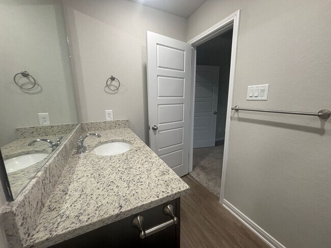 Building Photo - 3 Bedroom, 2.5 Bathroom, Two-story Duplex ...