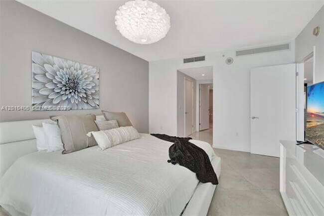 Building Photo - 17001 Collins Ave