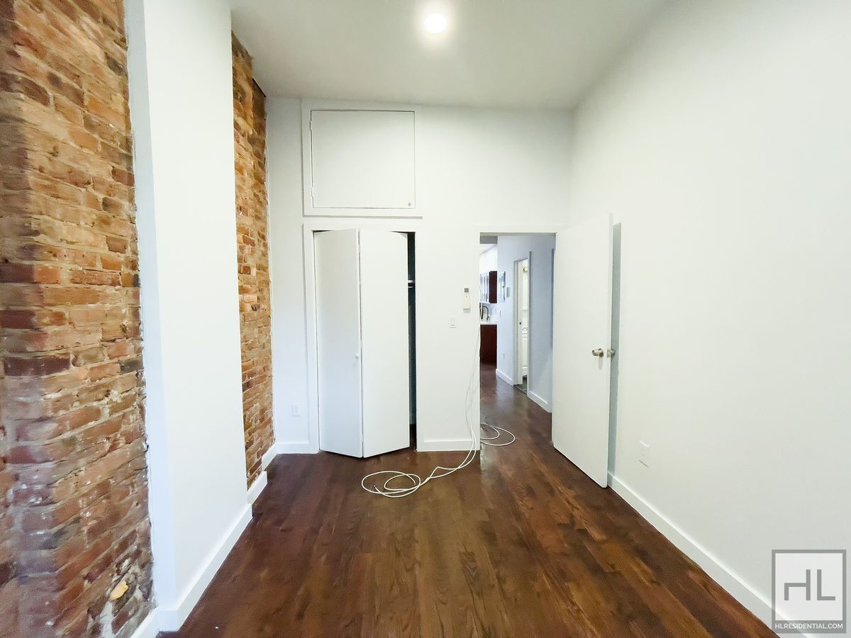 Building Photo - TOMPKINS AVENUE / Spacious 4-Bed 1-Bath