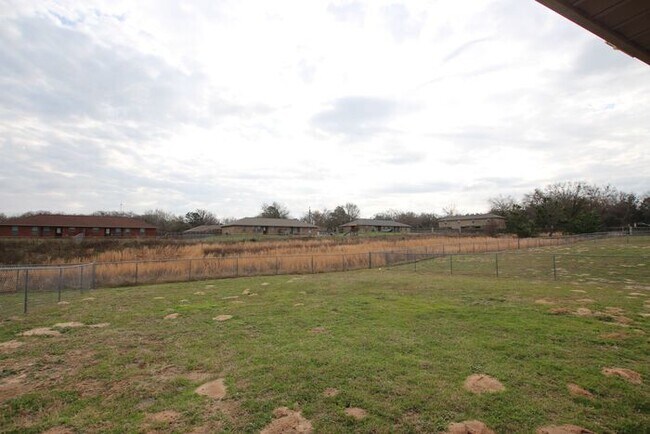 Building Photo - 2 Bedroom Duplex for Rent in Lindale! Tour Today!