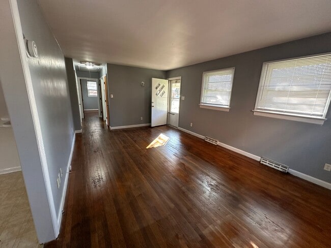 Building Photo - 3 bedroom house in Fulton Hill! Laundry, Central HVAC All electric, big fenced yard, hardwoods