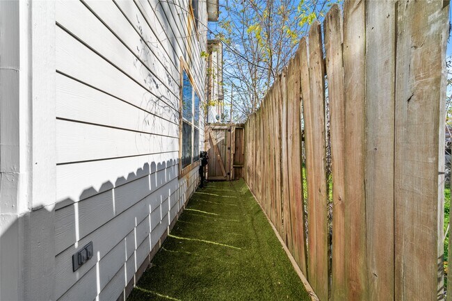 Building Photo - 9611 Elmview Pl