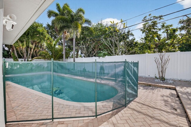 Building Photo - 1012 W Camino Real