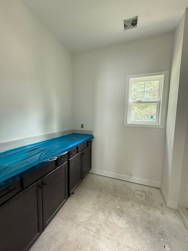 Building Photo - Modern New Build Minutes from Downtown Cha...