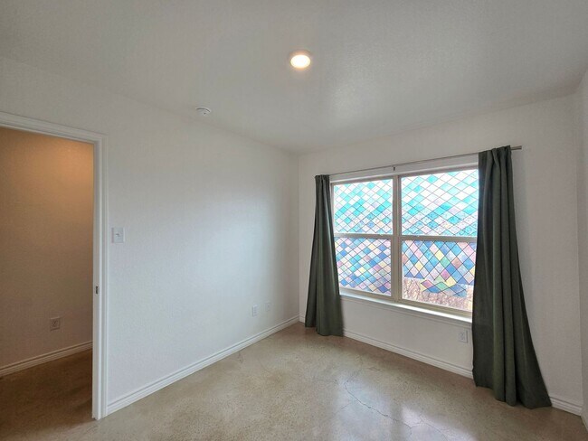 Building Photo - HUGE RENT REDUCTION & AMAZING MOVE IN SPECIAL!