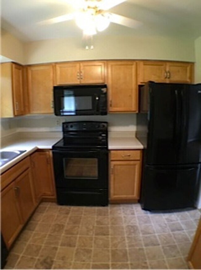 Building Photo - Three Bedroom Home with Fenced Yard