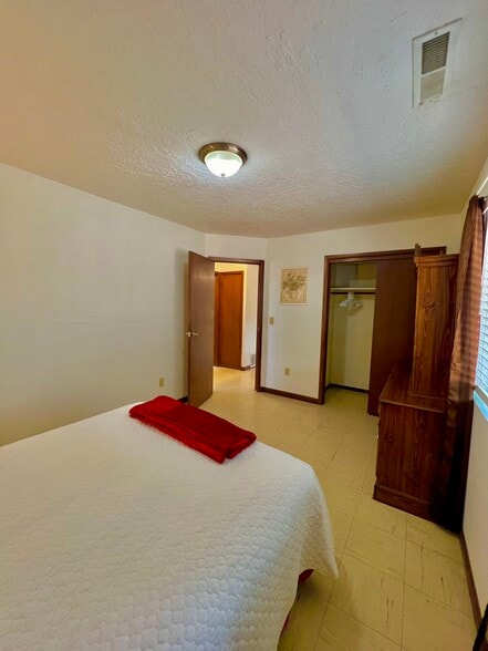 Building Photo - 3058 Tenorio Dr