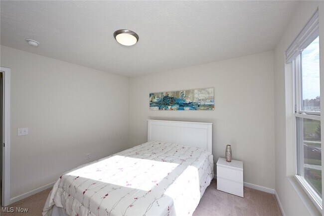 Building Photo - 4816 Lake View Dr