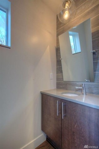 Building Photo - Beautiful 2016 Ballard Townhome 3 Bed 2.5 bath