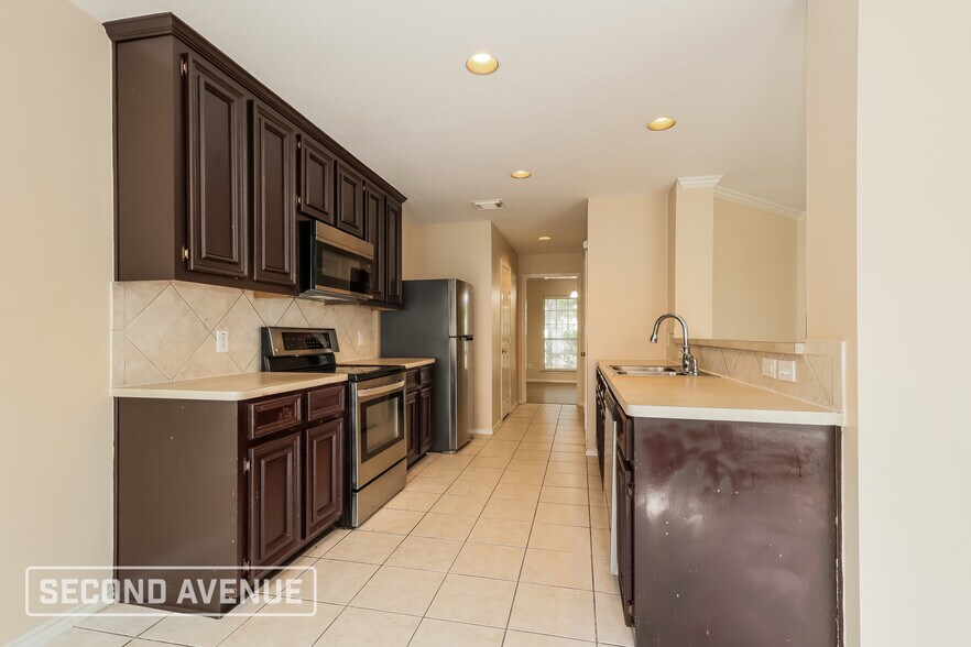 Building Photo - 21930 Golden Cedar Dr