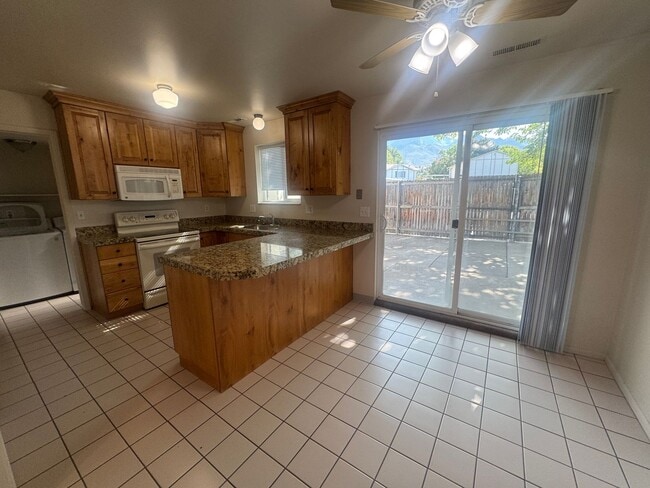 Building Photo - Beautiful duplex in amazing location!