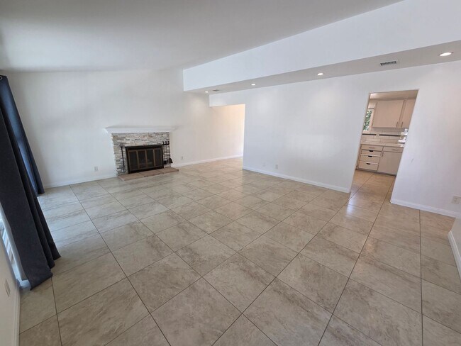 Building Photo - 4+2 Single Family home on desirable Ventura street Near Hospital