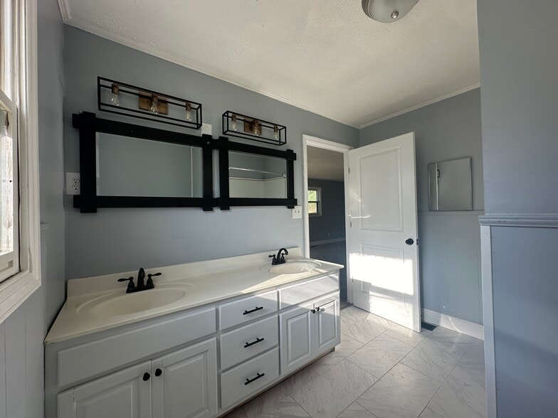 Building Photo - 7201 Moses Rd