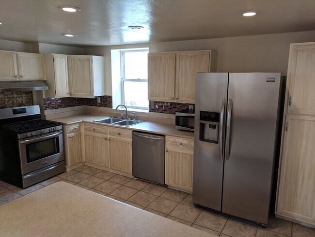 Building Photo - AWESOME 3-BDRM + GARAGE IN DESIRABLE SUNNY...