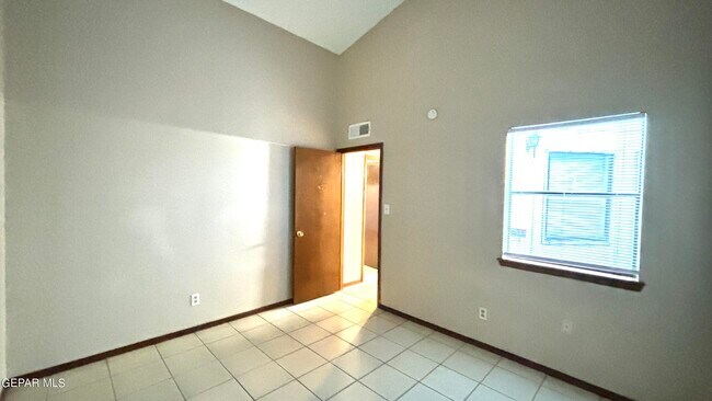 Building Photo - 10960 Delafield Dr