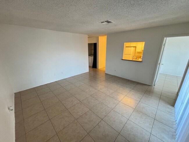 Building Photo - 4590 Carriage Park Dr