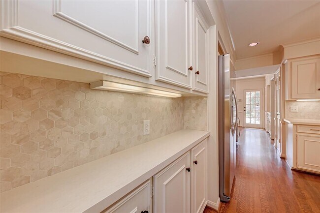 Building Photo - 12419 Huntingwick Dr