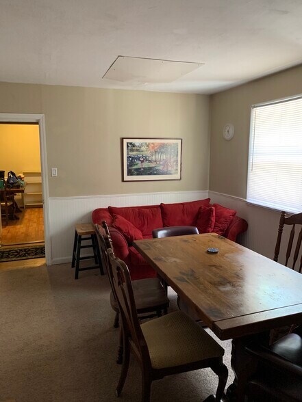 Living room (furniture can be kept or removed upon request) - 301 Lehigh Rd N