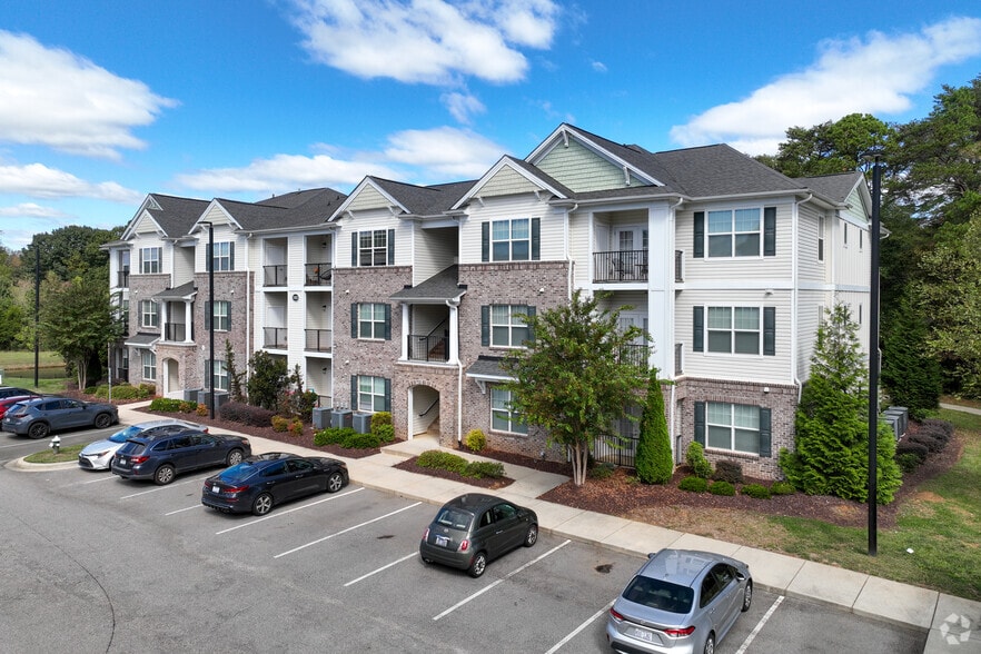 Fairway Village at Stoney Creek Apartments in Whitsett NC - Fairway Village at Stoney Creek Apts
