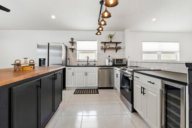 Building Photo - 5690 Green Island Dr