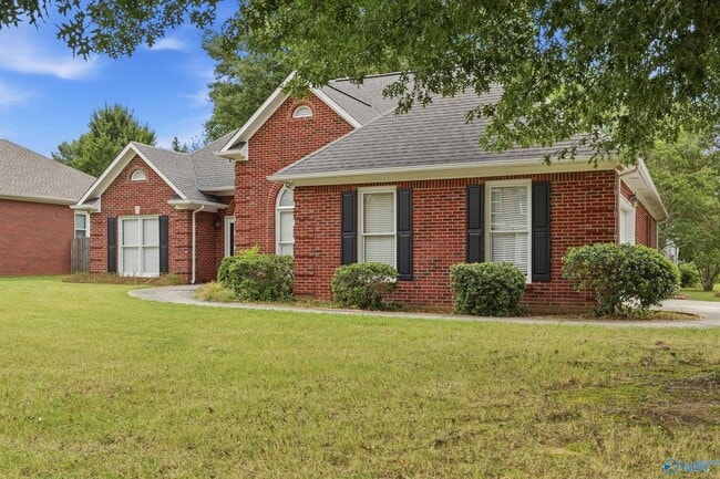 Building Photo - 210 Pebble Brook Dr