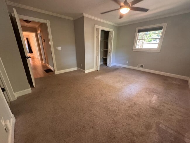 Building Photo - 2002 E Drew Valley Rd NE