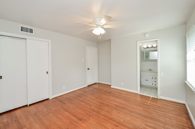 Building Photo - 9817 Cedardale Dr