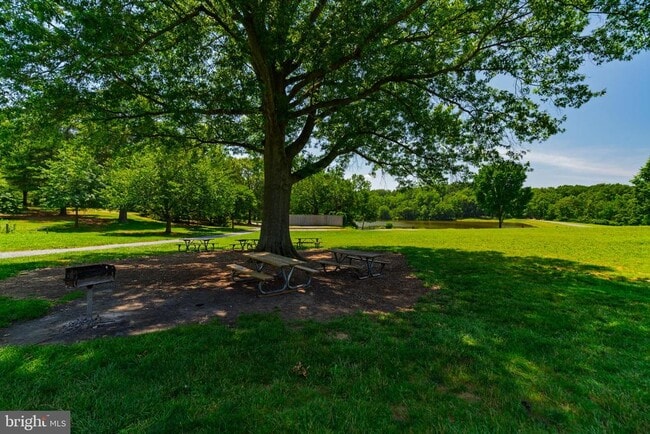 Building Photo - 6012 Westchester Park Dr