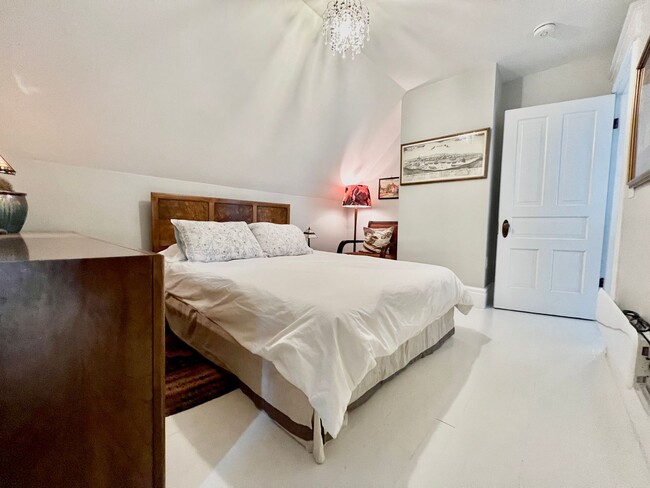Building Photo - Victorian Gem in the Heart of Downtown – F...