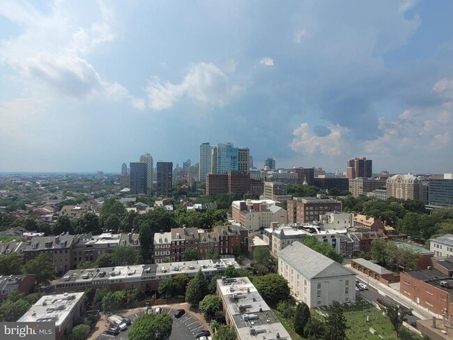 Building Photo - 210 Locust St