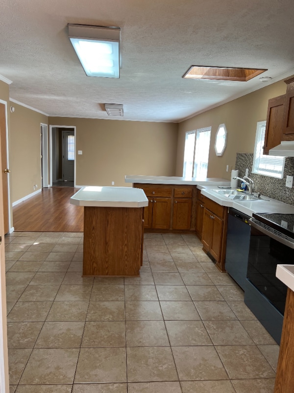 Building Photo - 420 Decker St