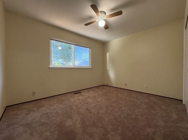 Building Photo - Charming 2-Bedroom Duplex Unit in Redwood City – Prime Location!