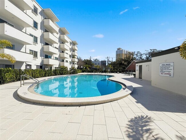 Building Photo - 406 S Cedar Ave