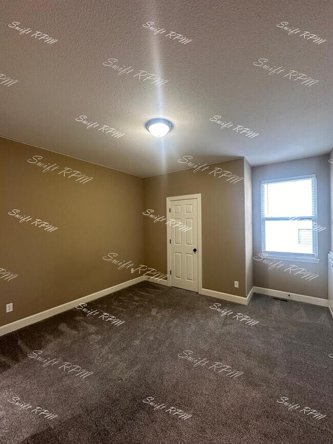 Building Photo - 9030 Meadow View Dr