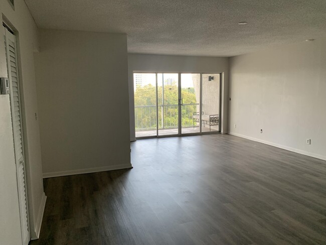 Building Photo - 505 Spencer 410 Dr