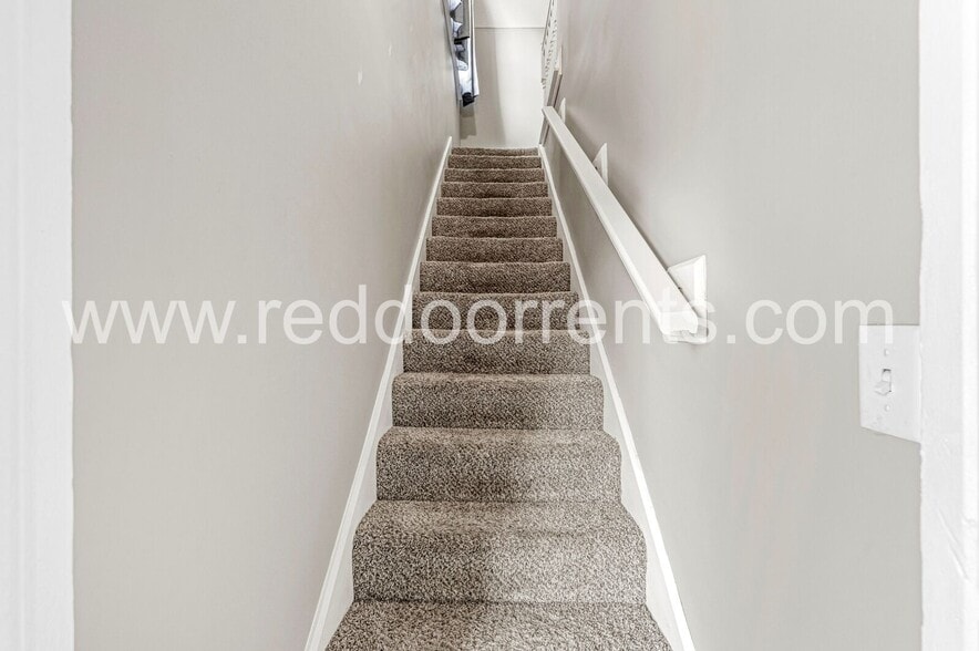 Building Photo - 2037 Bellefontaine St