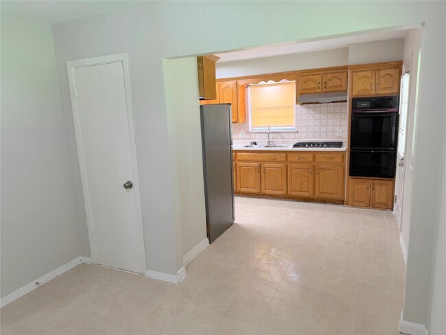 Building Photo - 534 Glenvale Dr