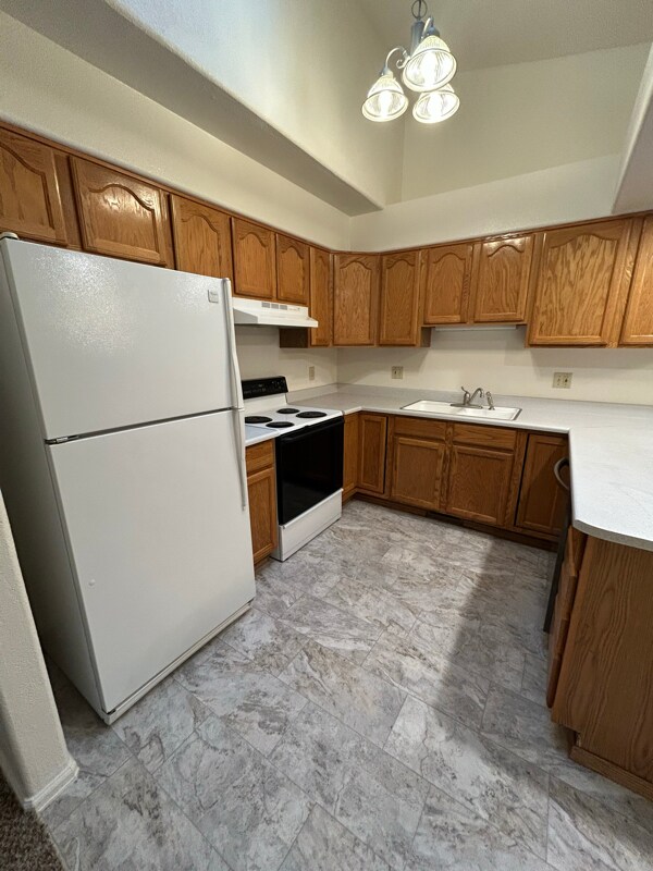 Building Photo - 895 S Knox Dr