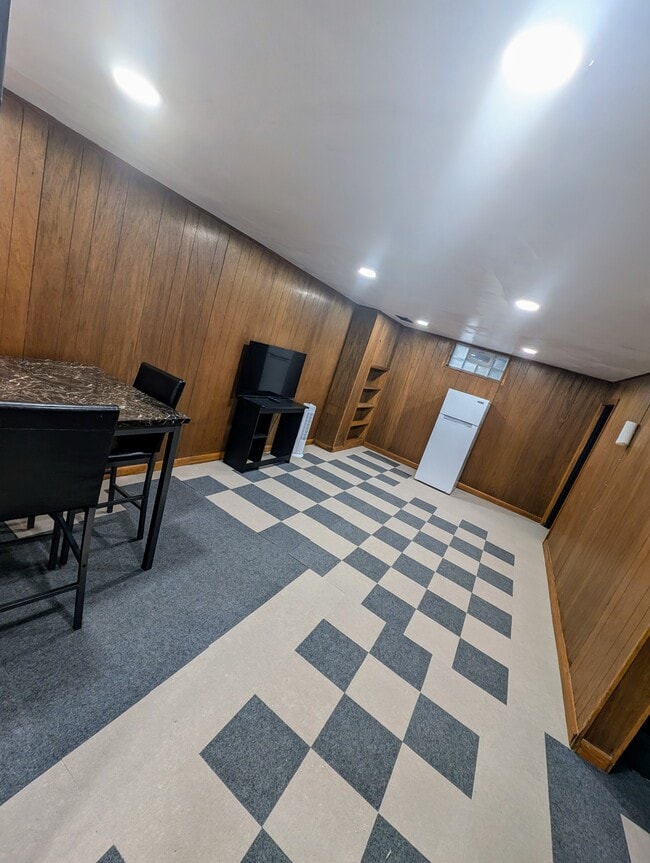 Building Photo - Rutland Ave