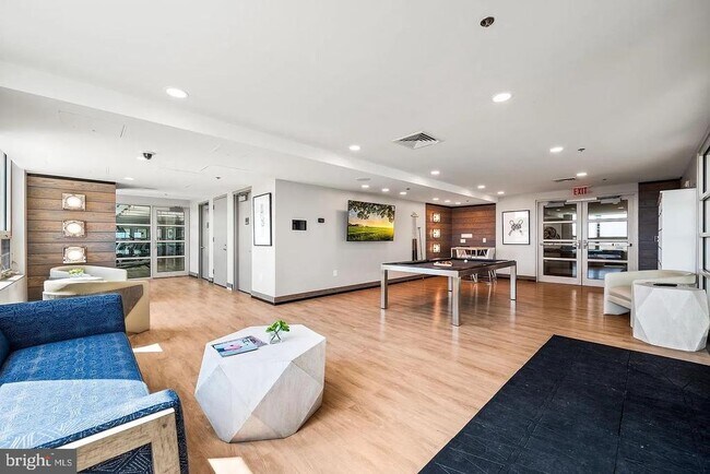 Building Photo - 717 S Christopher Columbus Blvd