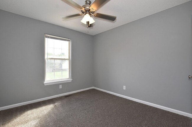 Building Photo - Three Bedroom House in Platte City