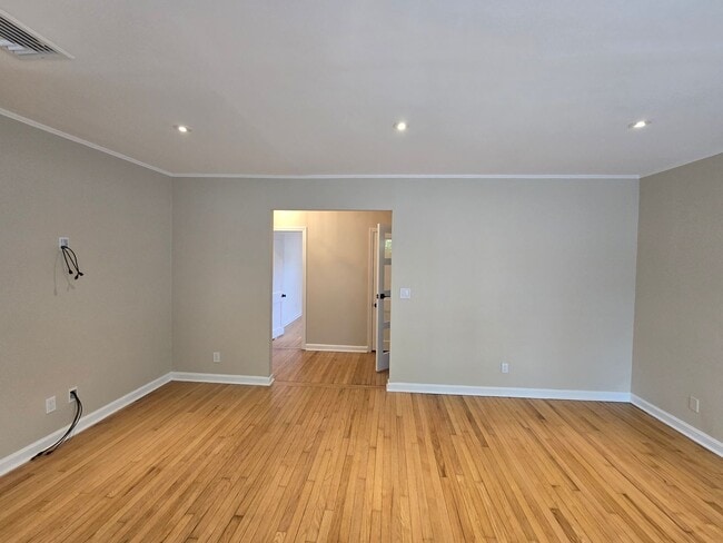 Building Photo - Beautifully updated, ranch style single fa...
