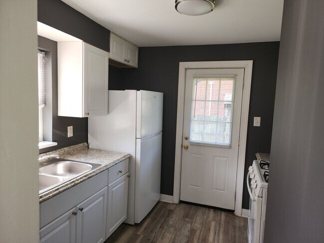 Building Photo - Lovely Brick Home in Established Neighborh...