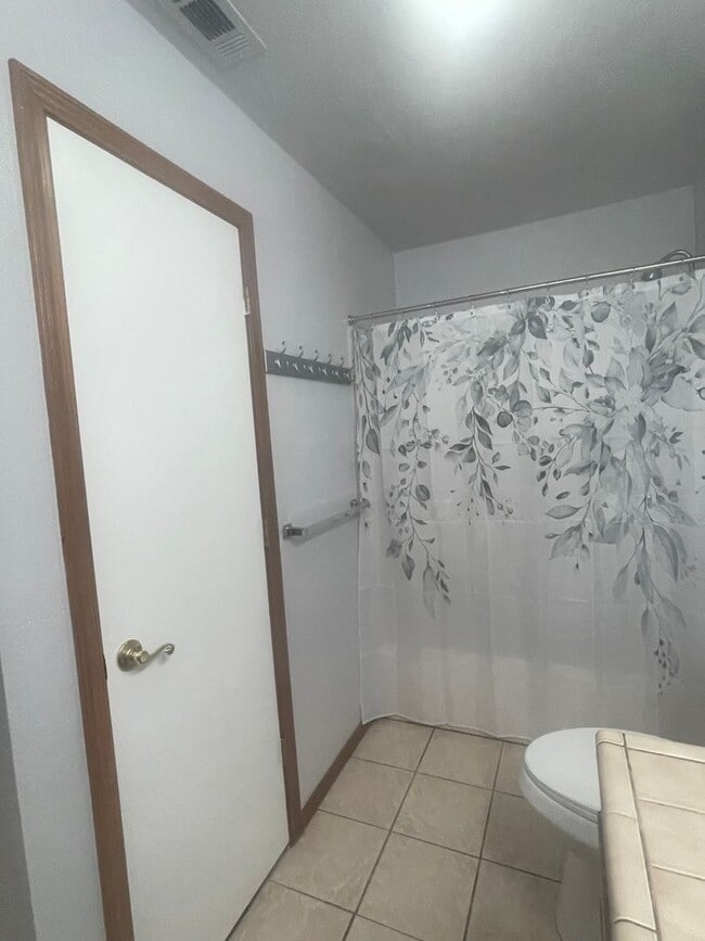 Building Photo - 651 Country Oak Dr